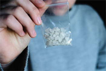Солевые кристаллы в пакетике